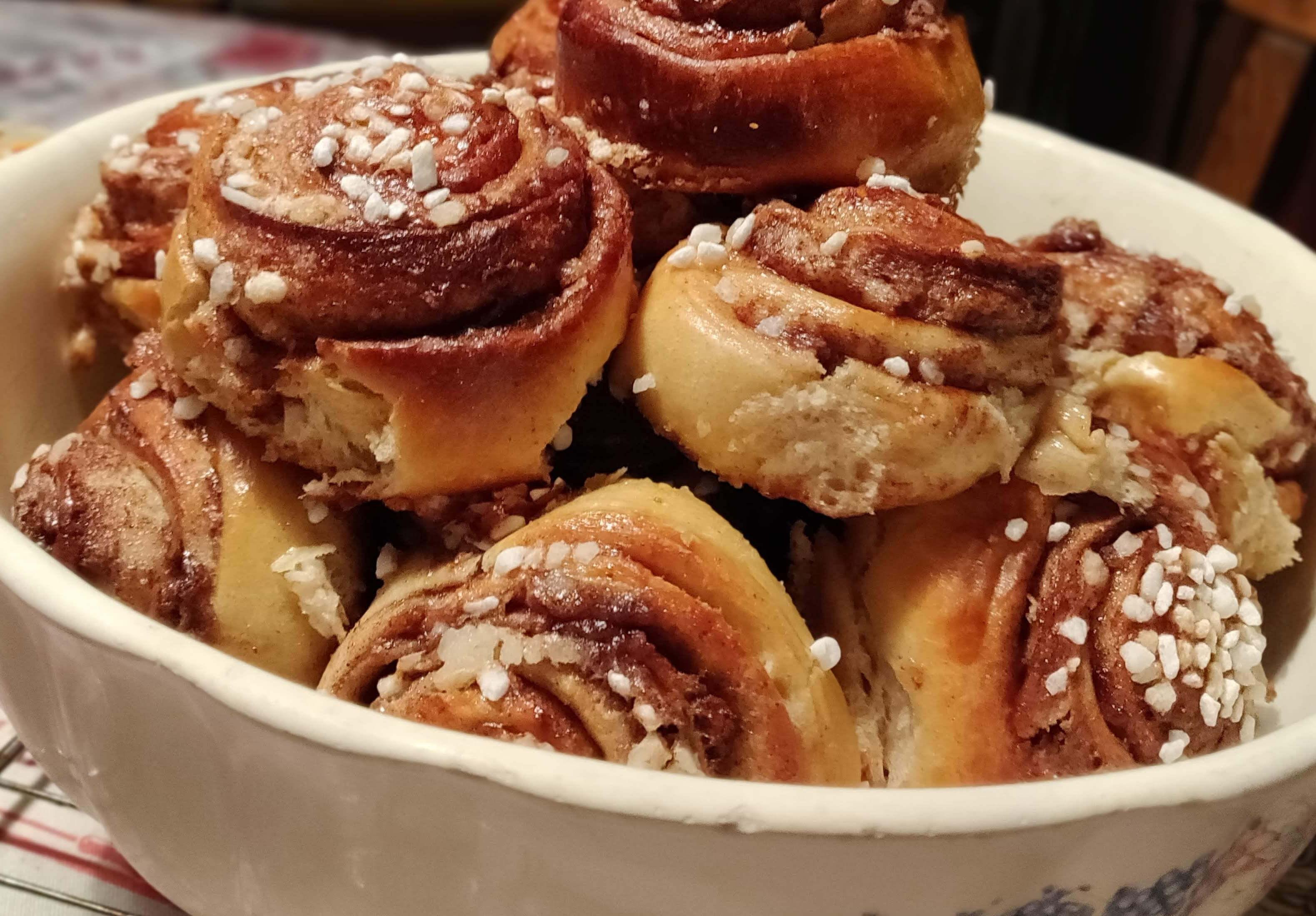 Frische Zimtschnecken in einer Schüssel